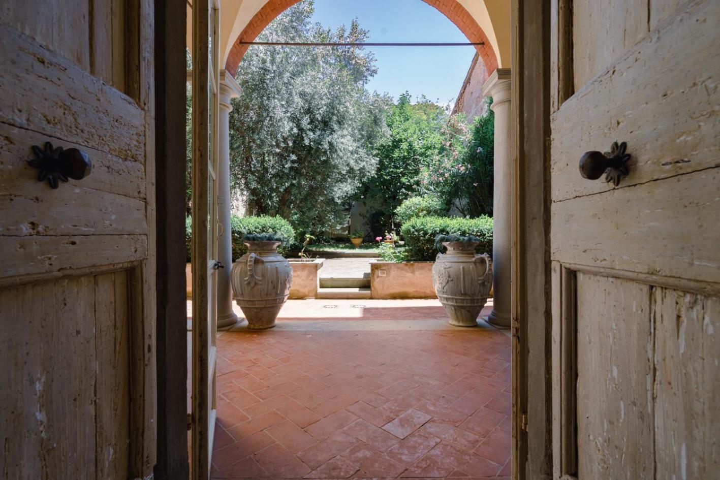 Apartment Piazza Dei Ciompi With Private Garden Florence